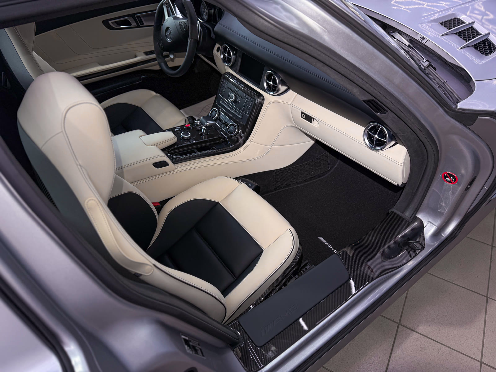 светлый салон Mercedes-AMG SLS после химчистки