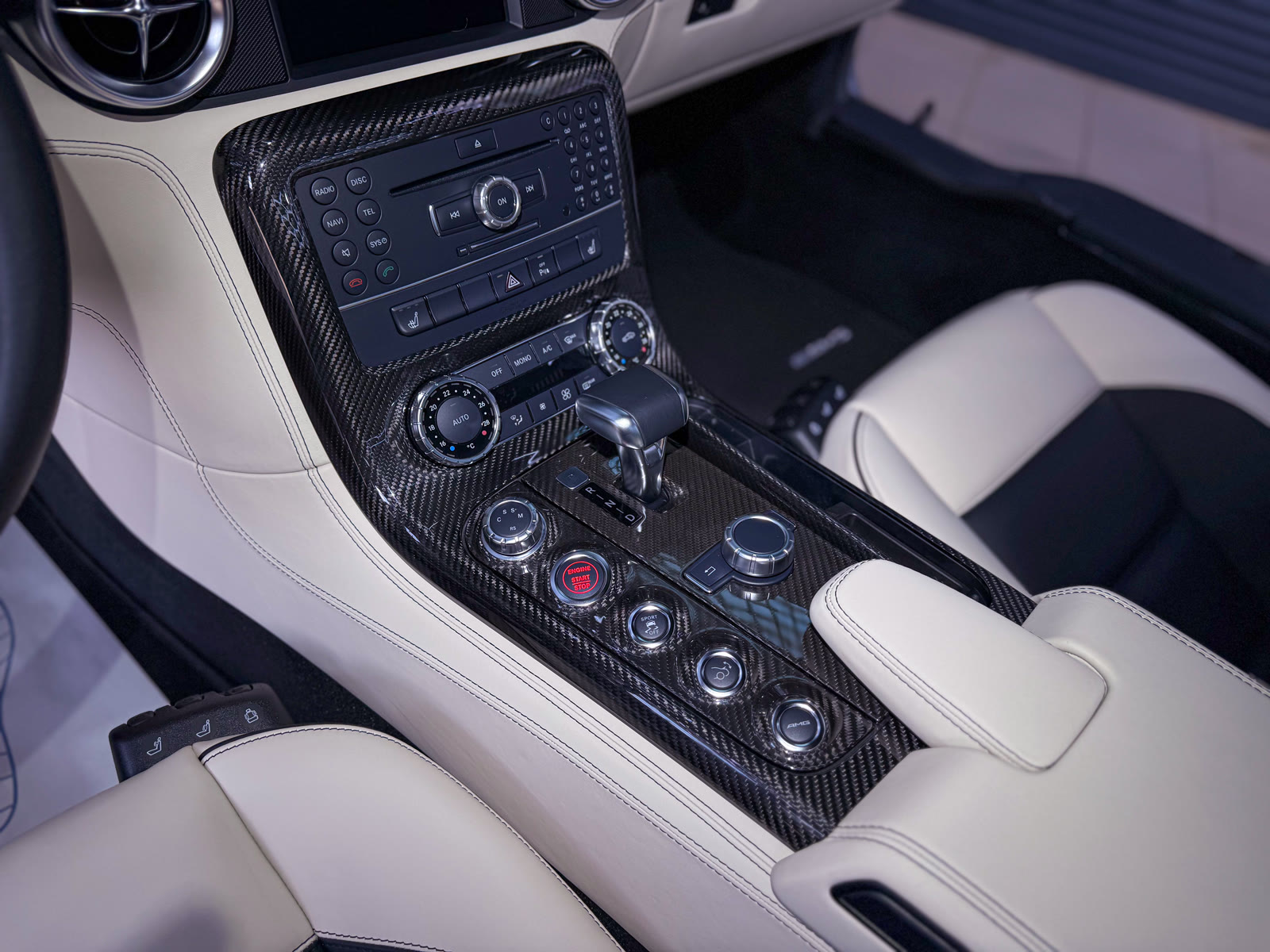 центральная консоль салона Mercedes-AMG SLS