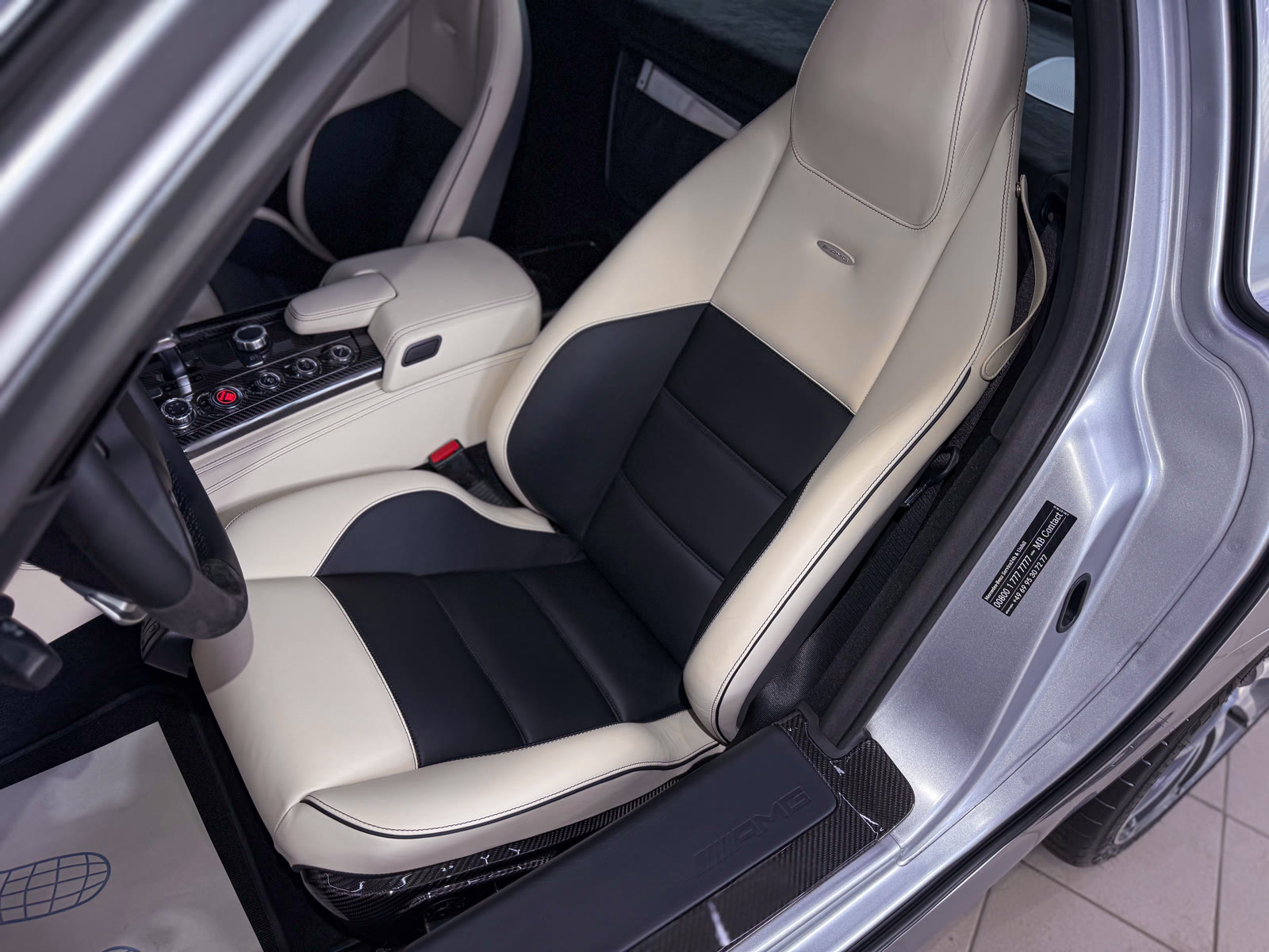 светлое кожаное сиденье Mercedes-AMG SLS после ухода