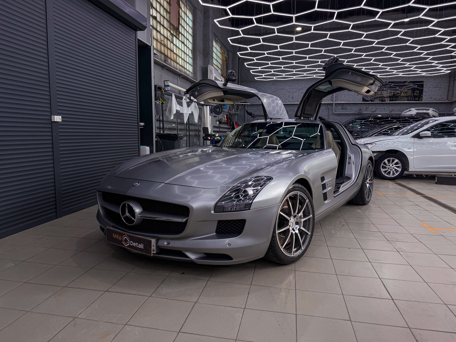 Mercedes-AMG SLS «Чайка» с открытыми дверями после защиты кузова