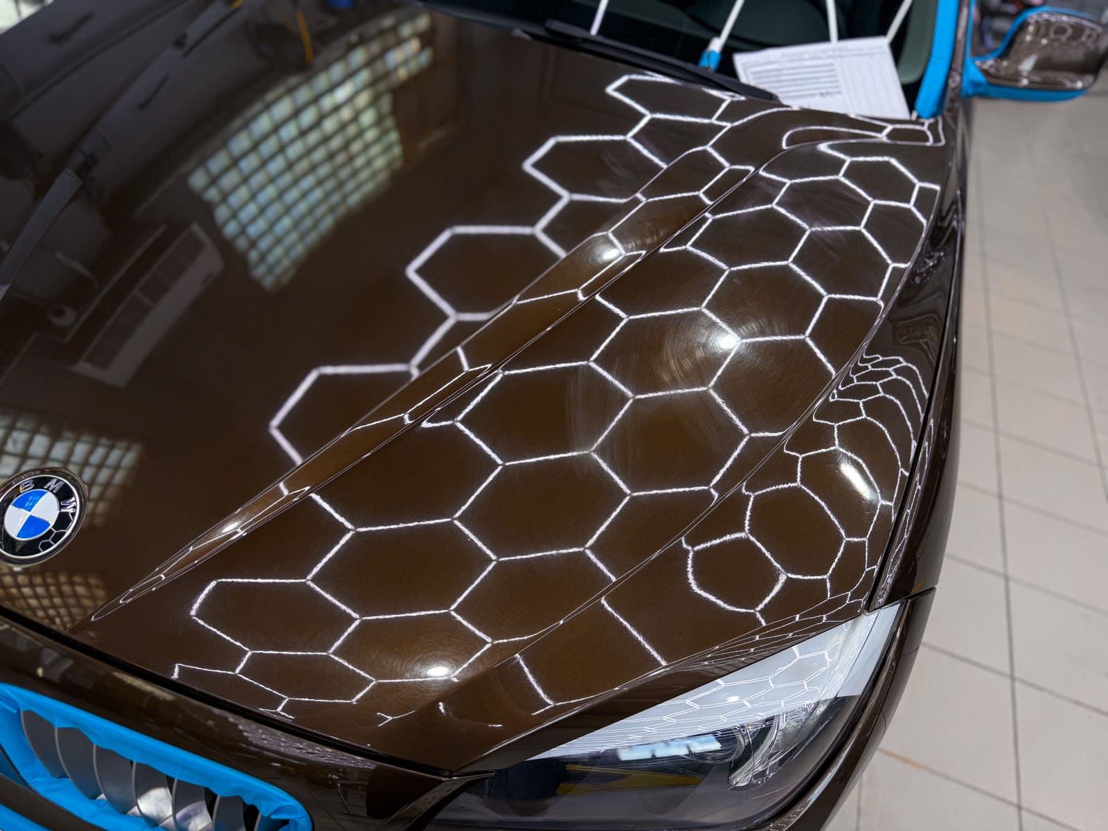 Полировка и химчистка BMW X1 — в процессе защиты глянцевых элементов, кадр 2