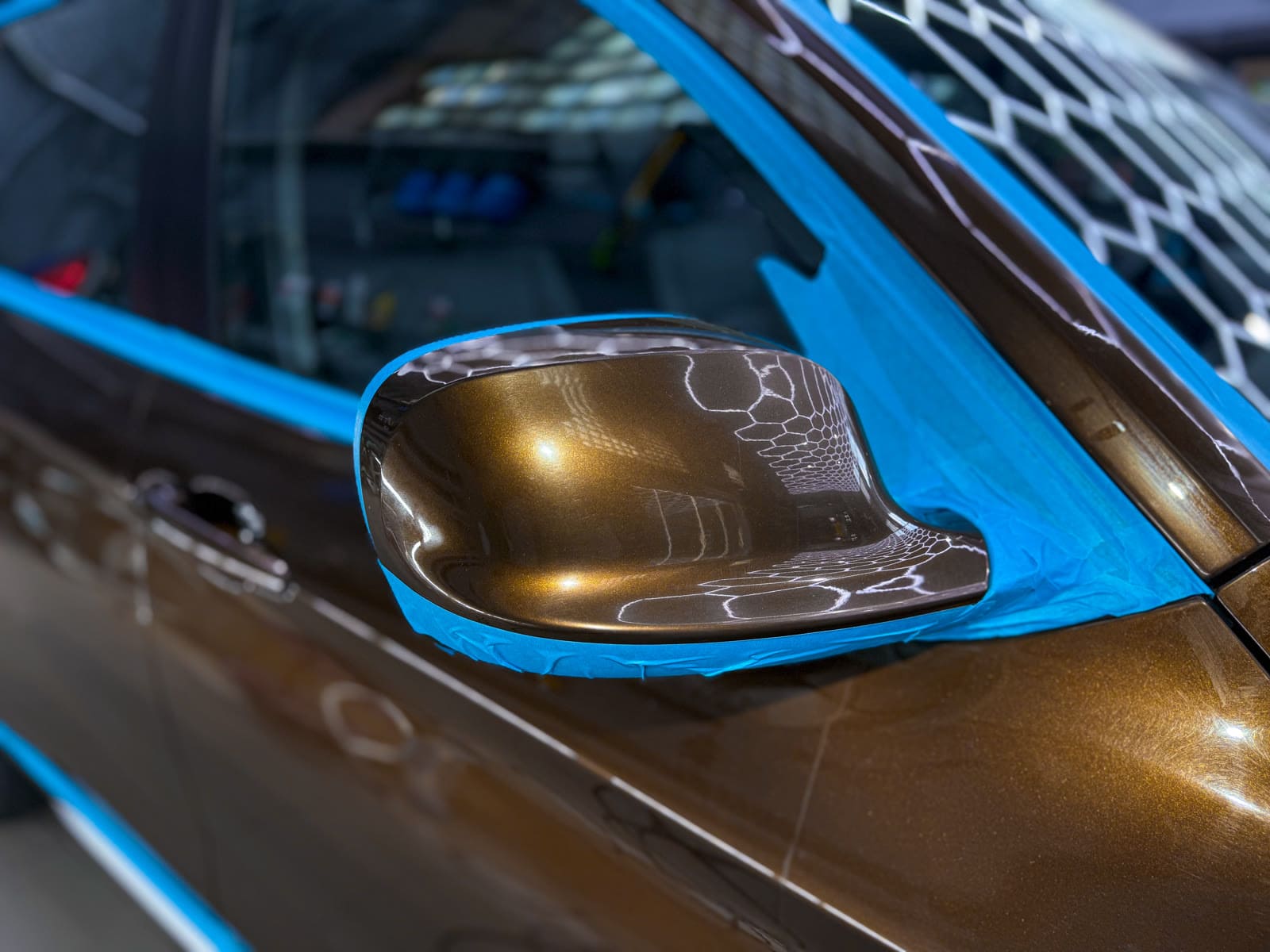 Полировка и химчистка BMW X1 — в процессе защиты глянцевых элементов, кадр 3