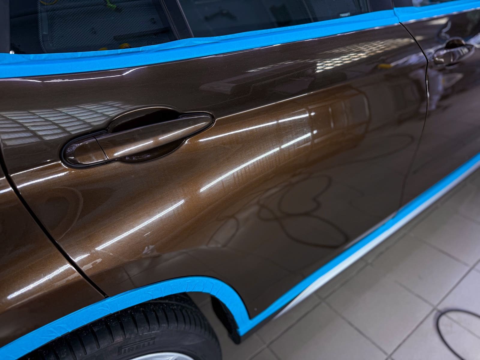 Полировка и химчистка BMW X1 — в процессе защиты глянцевых элементов, кадр 4