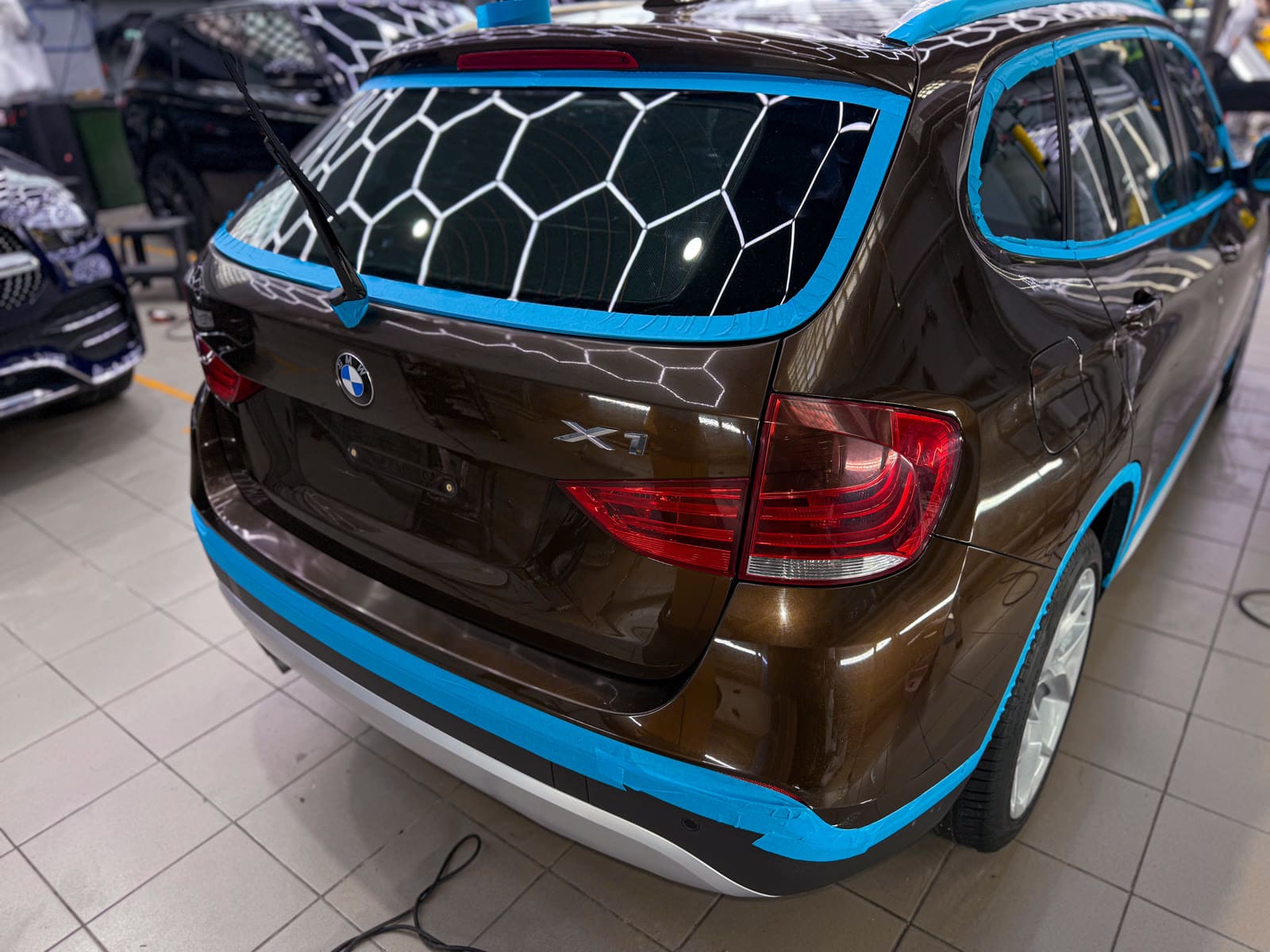 Полировка и химчистка BMW X1 — в процессе защиты глянцевых элементов, кадр 5