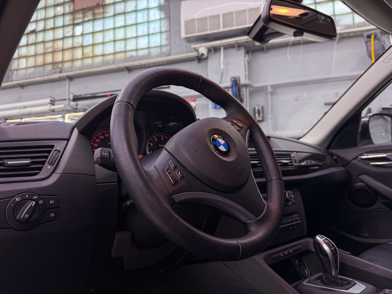 Полировка и химчистка BMW X1 — после защиты глянцевых элементов, кадр 19