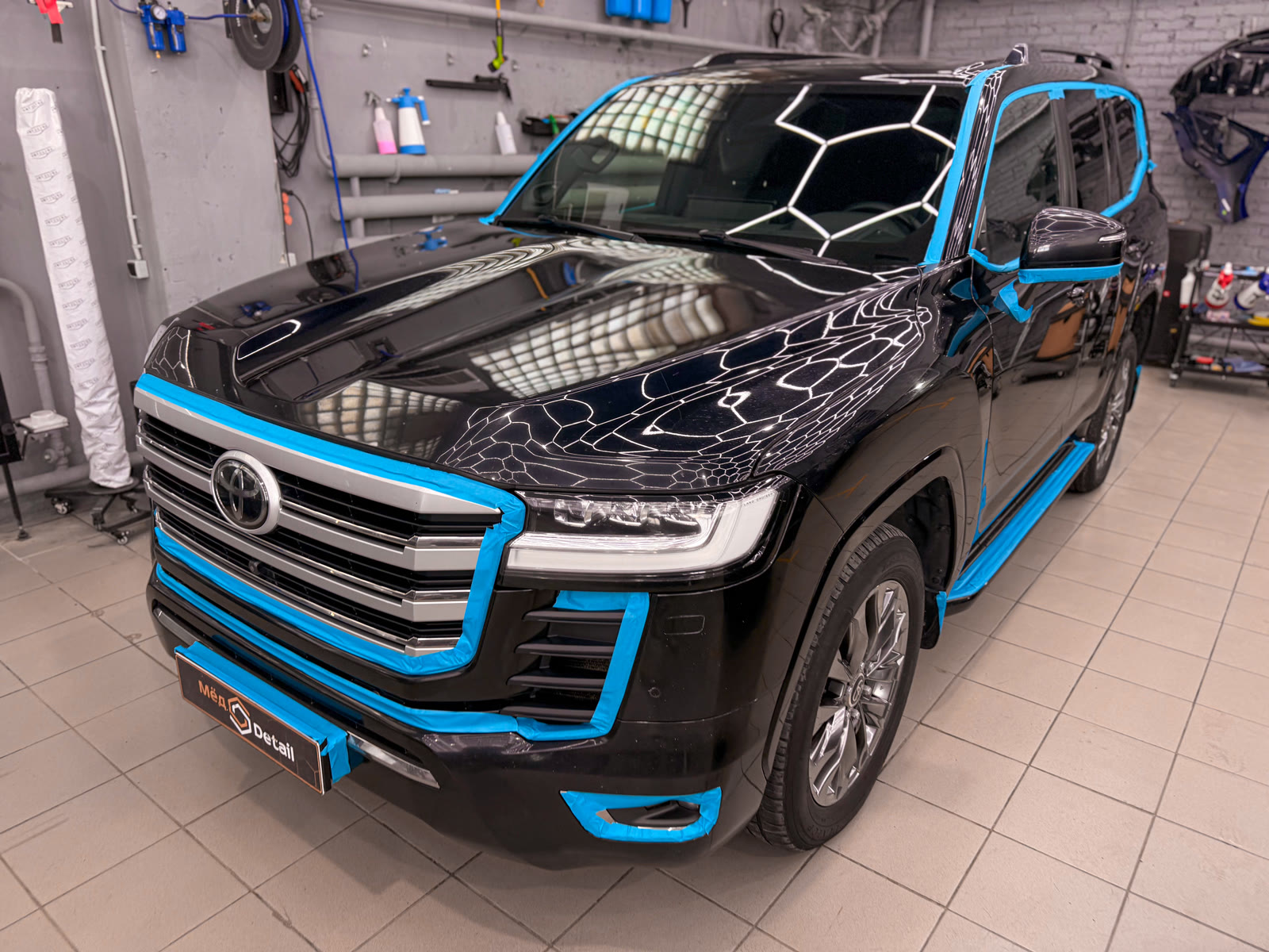 Toyota Land Cruiser 300 в процессе подготовки кузова к полировке