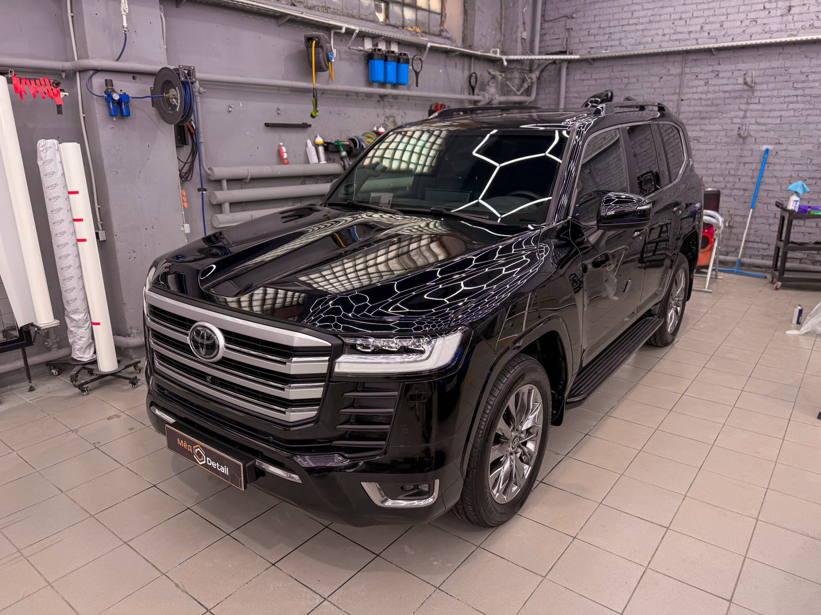 Полировка и керамическая защита Toyota Land Cruiser 300