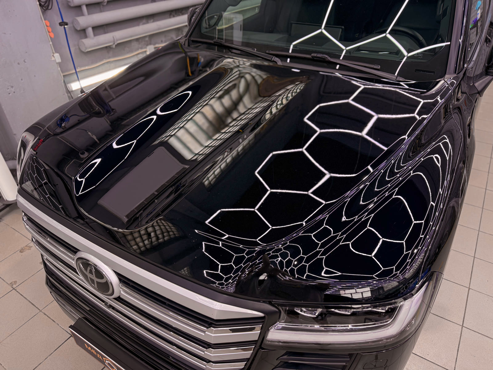 капот Toyota Land Cruiser 300 после абразивной полировки