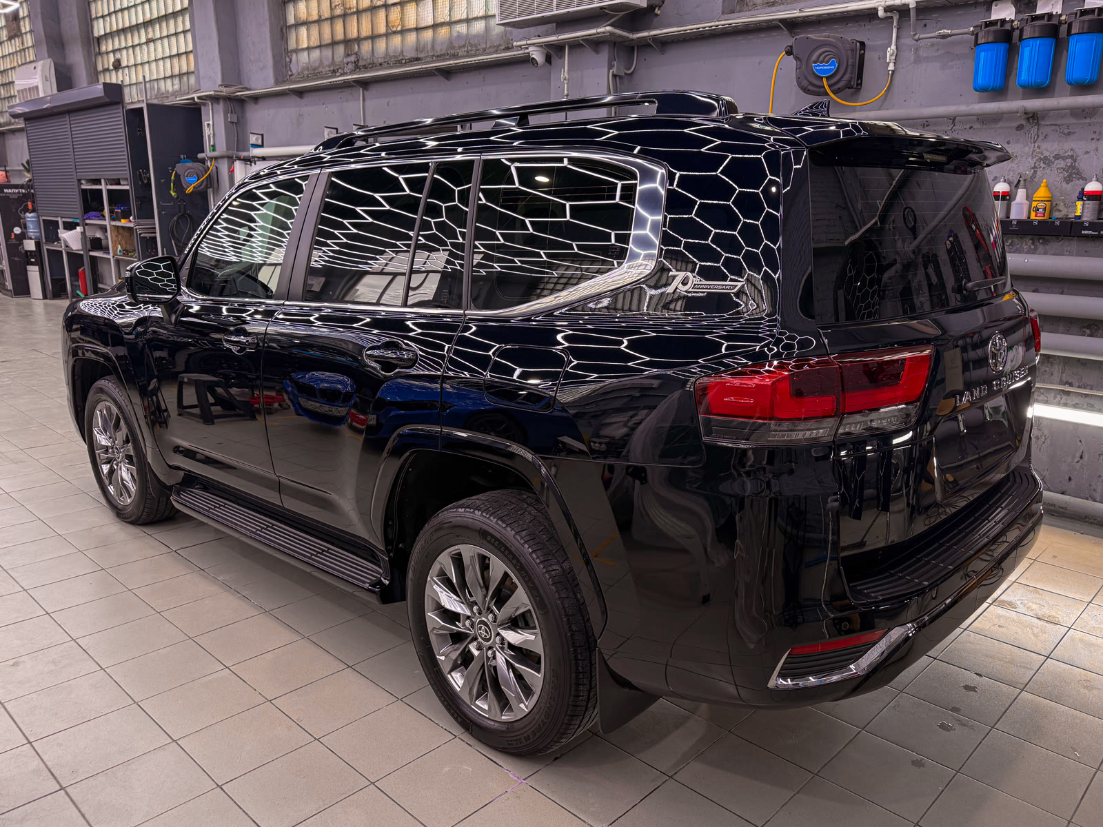 Toyota Land Cruiser 300 после полировки вид сзади сбоку