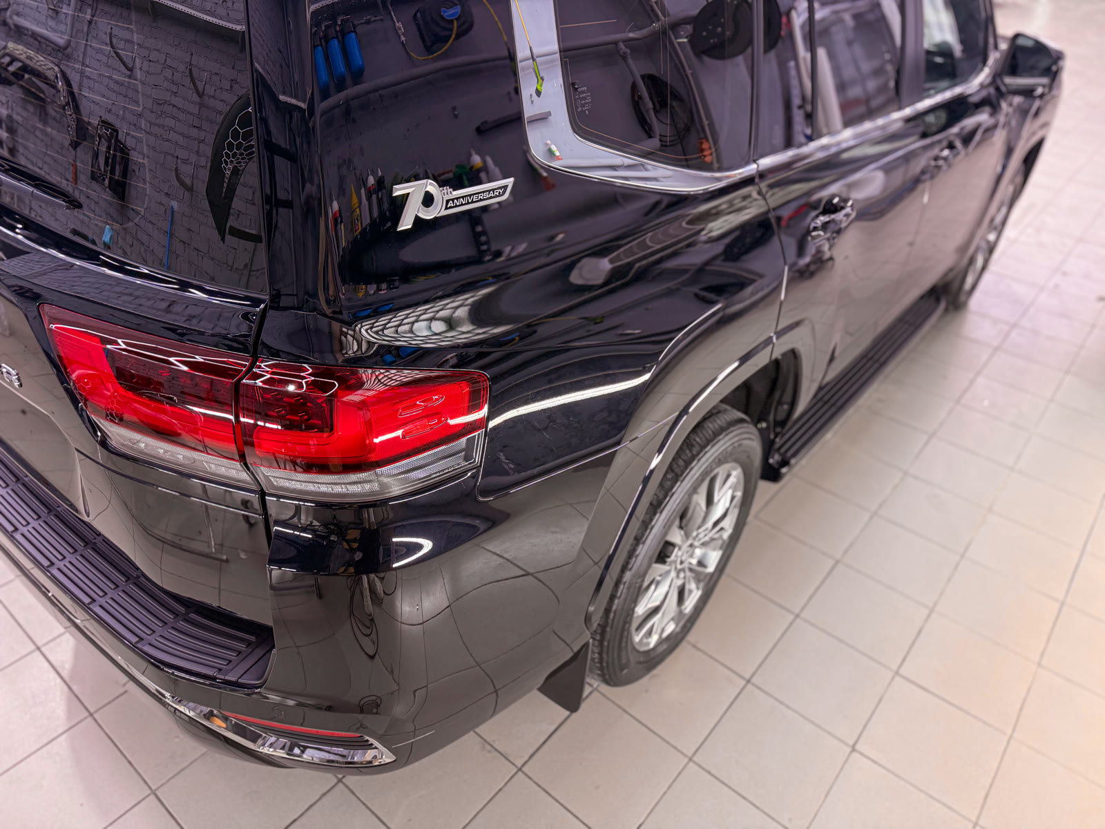 задняя часть Toyota Land Cruiser 300 после работ