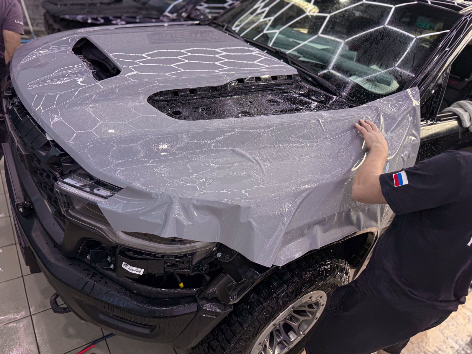 Dodge Ram RHO в цвете Nardo Grey — в процессе защиты глянцевых элементов, кадр 1