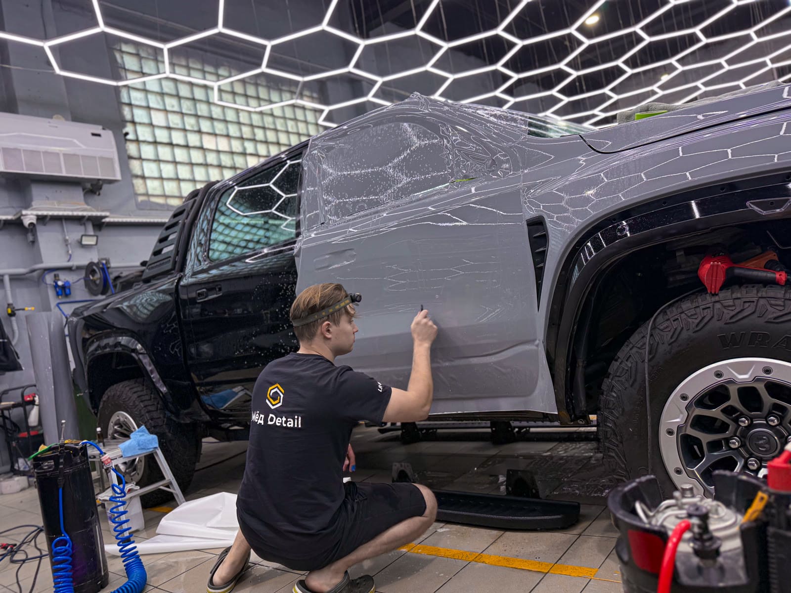 Dodge Ram RHO в цвете Nardo Grey — в процессе защиты глянцевых элементов, кадр 2