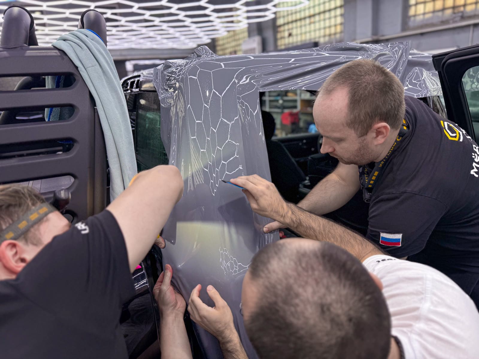 Dodge Ram RHO в цвете Nardo Grey — в процессе защиты глянцевых элементов, кадр 3