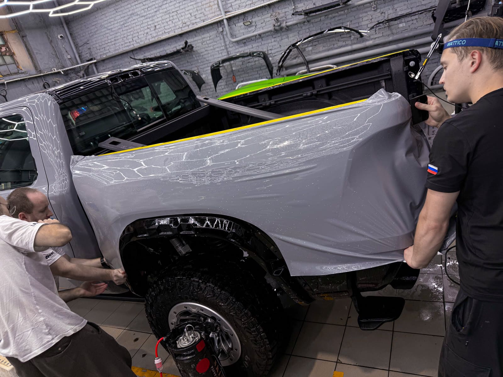 Dodge Ram RHO в цвете Nardo Grey — в процессе защиты глянцевых элементов, кадр 4