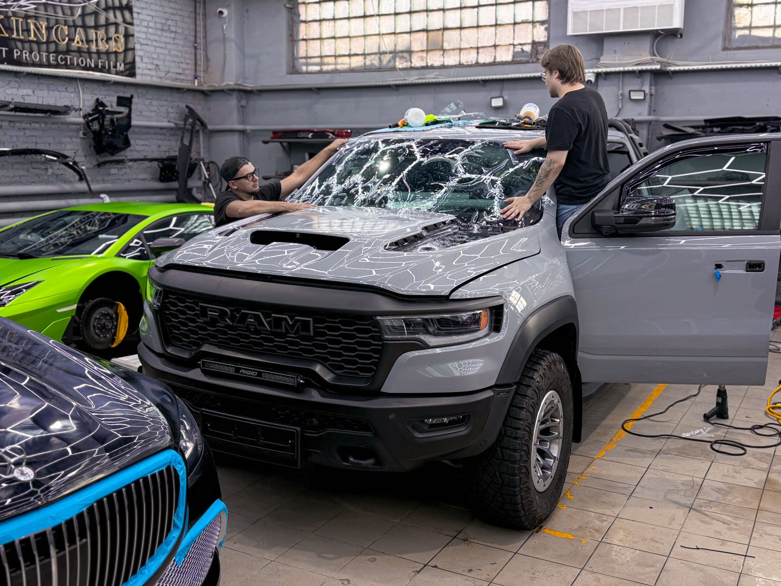 Dodge Ram RHO в цвете Nardo Grey — в процессе защиты глянцевых элементов, кадр 5