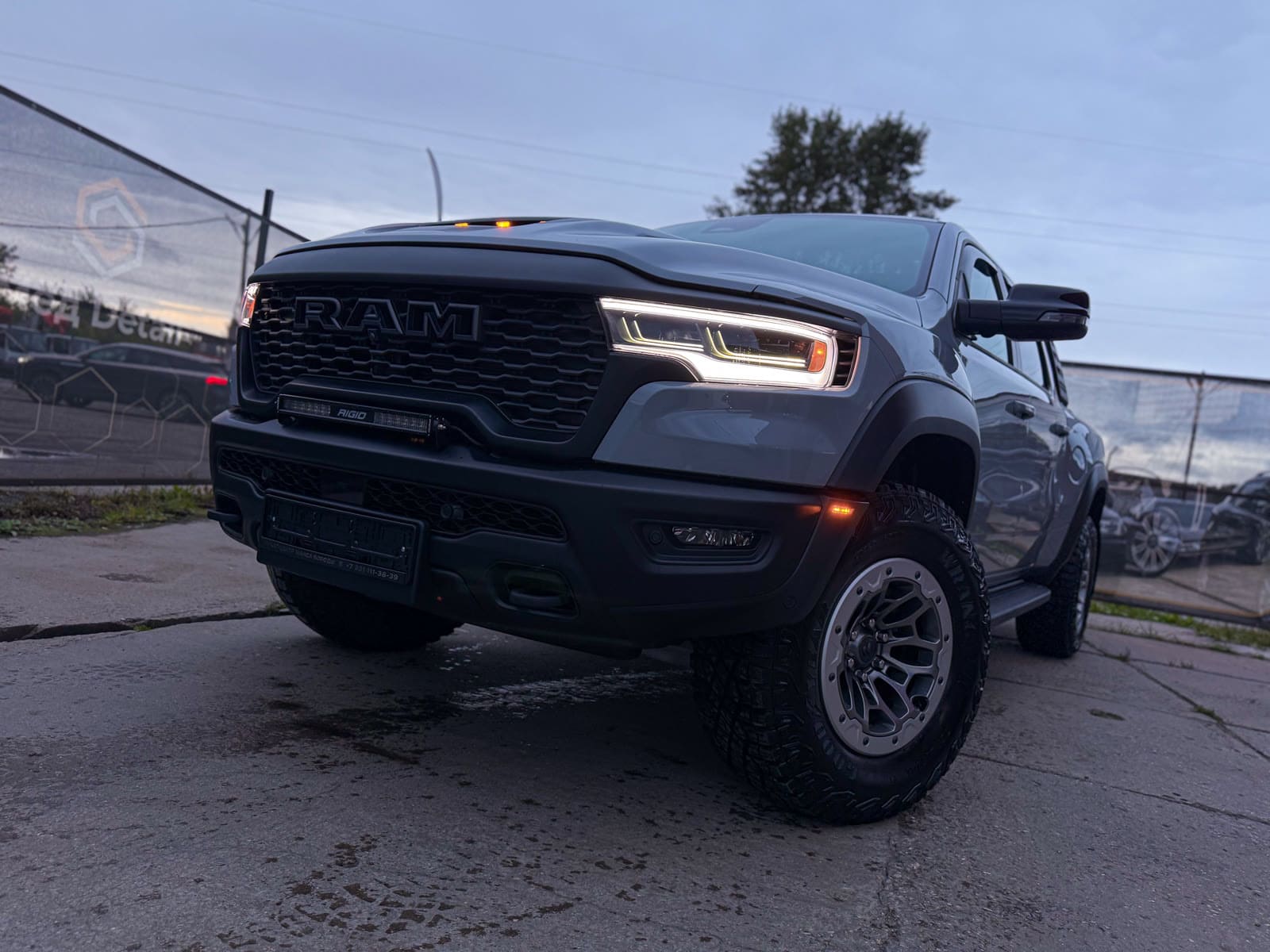 Dodge Ram RHO в цвете Nardo Grey — после защиты глянцевых элементов, кадр 9