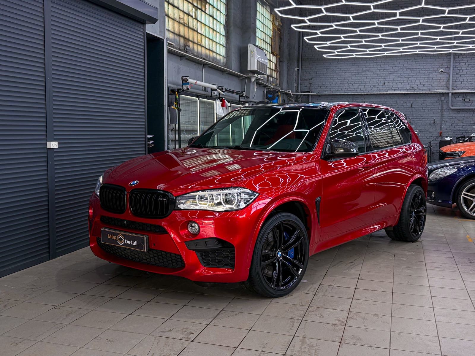 Химчистка красного салона BMW X5 M — после защиты глянцевых элементов, кадр 17