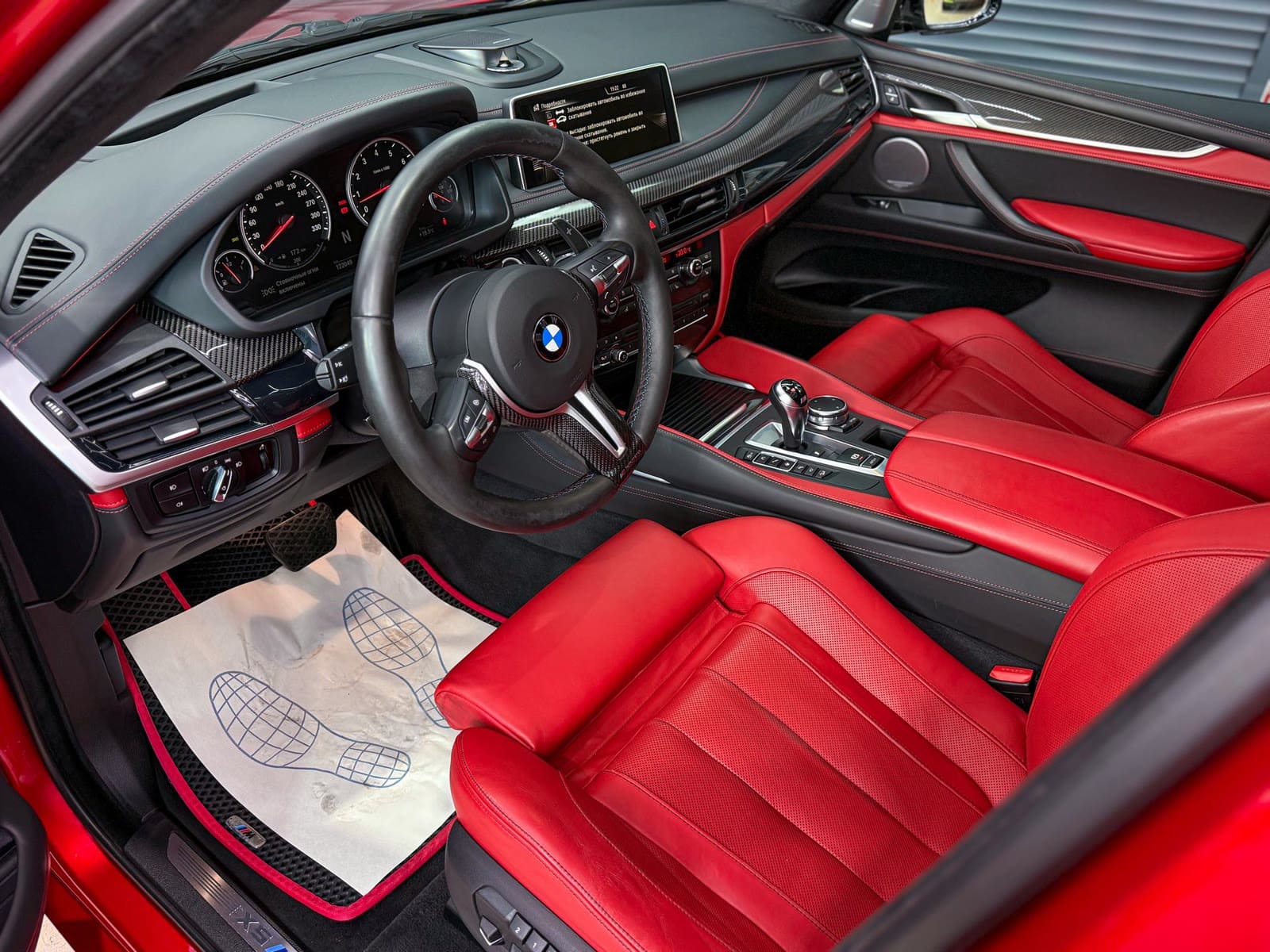 Химчистка красного салона BMW X5 M — после защиты глянцевых элементов, кадр 42