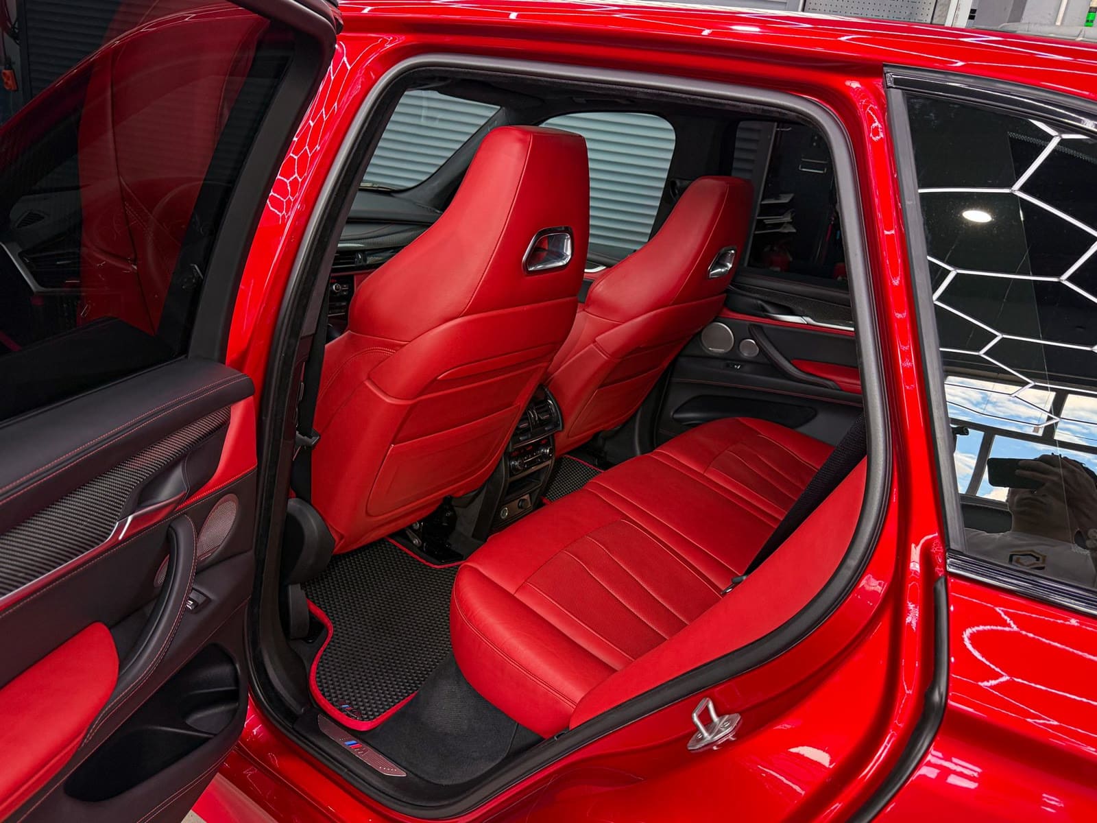 Химчистка красного салона BMW X5 M — после защиты глянцевых элементов, кадр 45