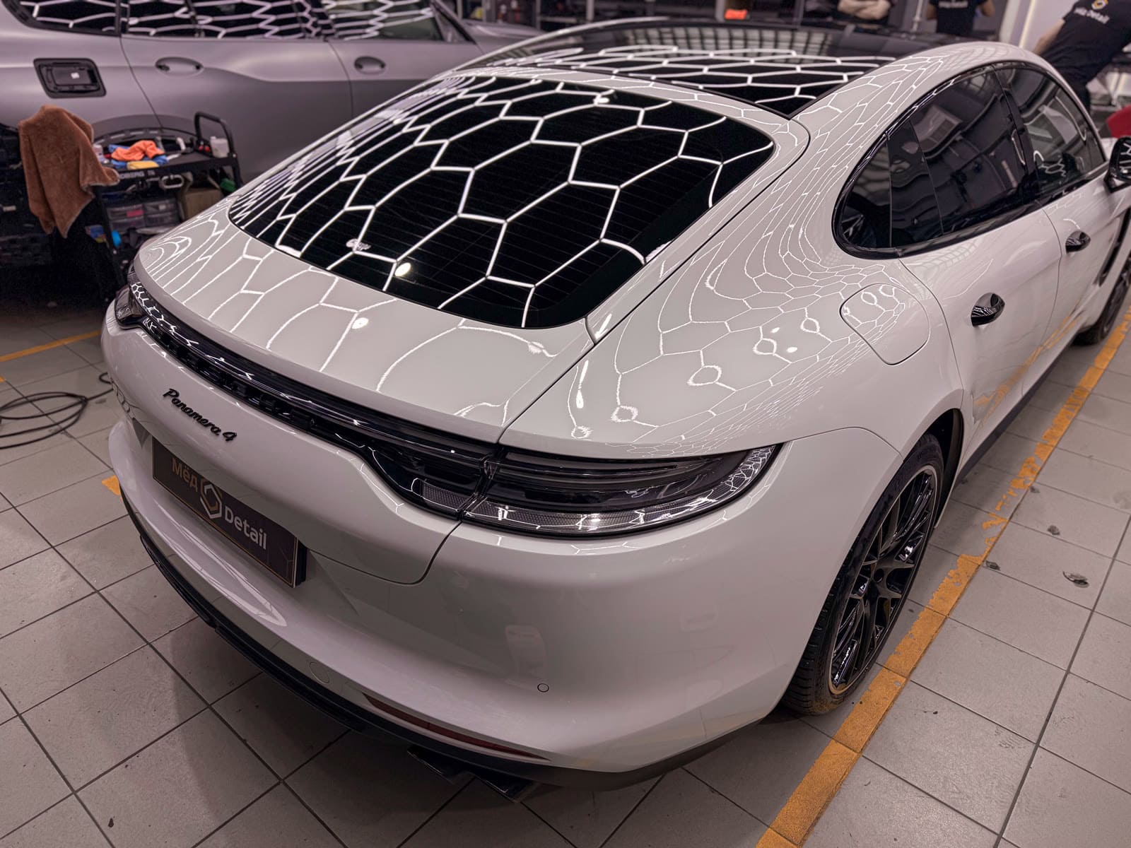 Розовая оклейка Porsche Panamera — в процессе защиты глянцевых элементов, кадр 1