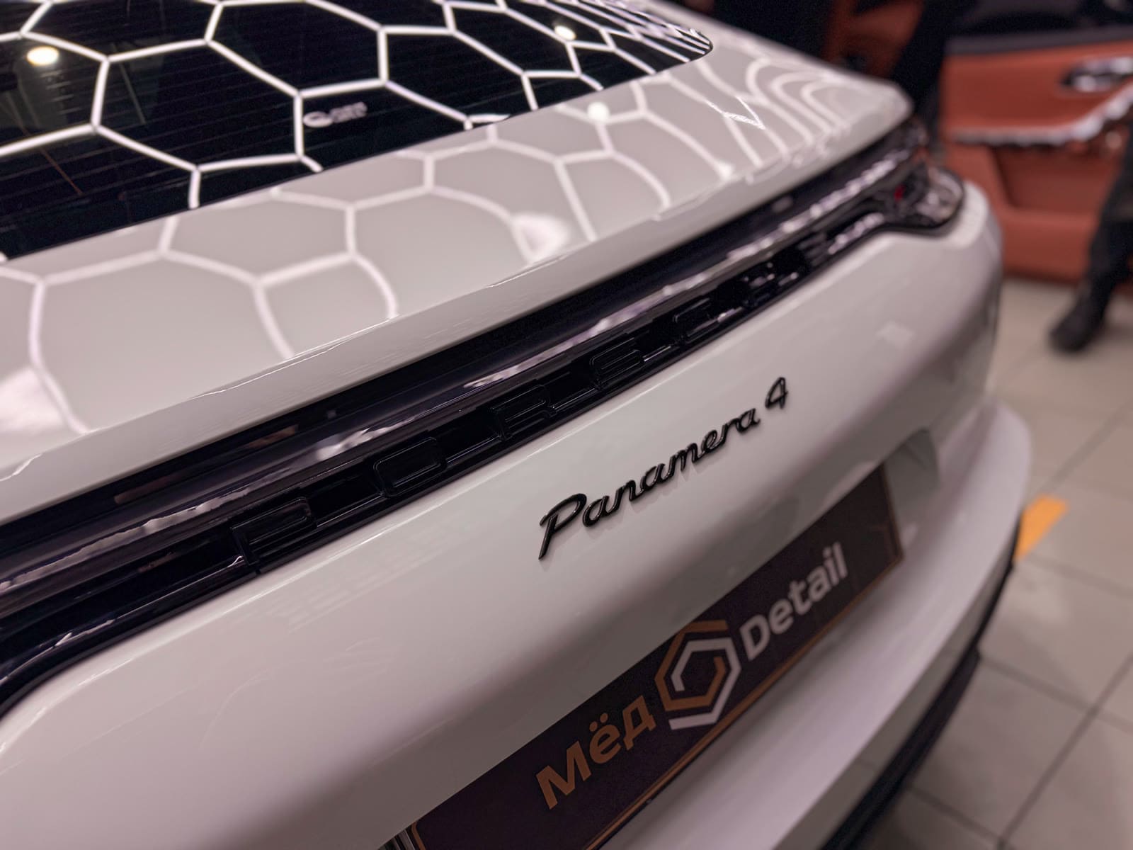 Розовая оклейка Porsche Panamera — в процессе защиты глянцевых элементов, кадр 2