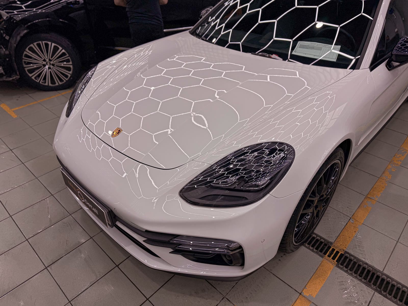 Розовая оклейка Porsche Panamera — в процессе защиты глянцевых элементов, кадр 3