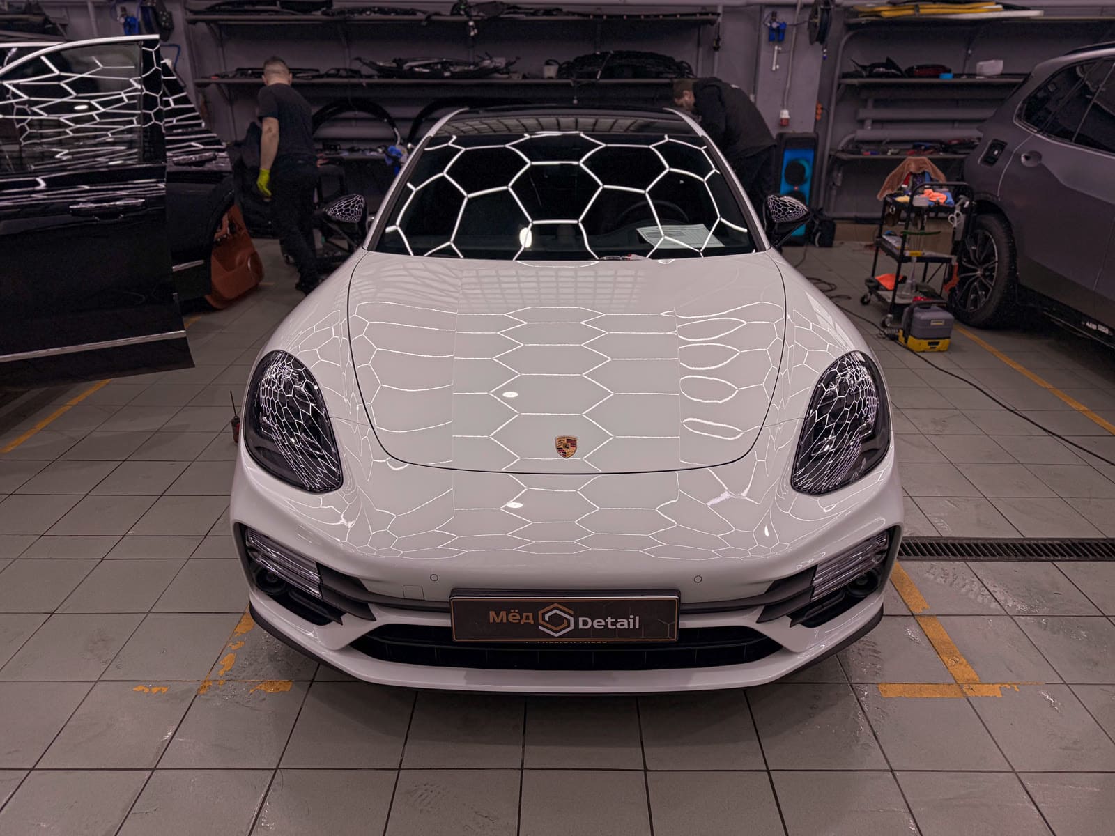 Розовая оклейка Porsche Panamera — в процессе защиты глянцевых элементов, кадр 4