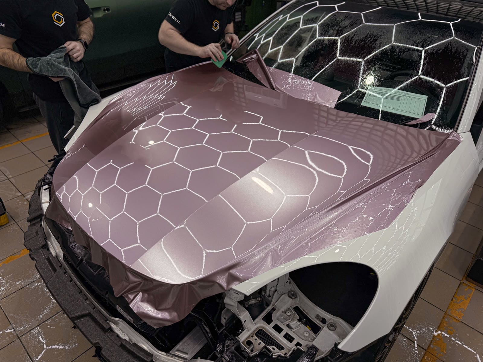 Розовая оклейка Porsche Panamera — в процессе защиты глянцевых элементов, кадр 5