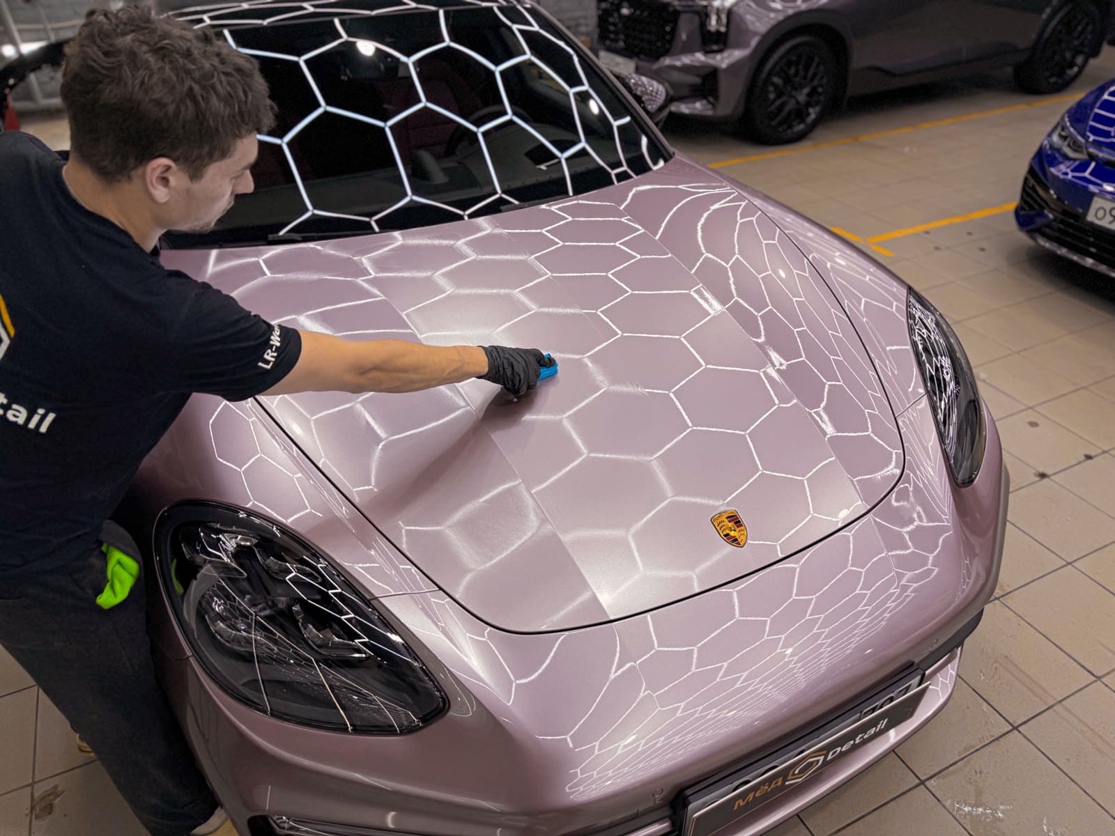 Розовая оклейка Porsche Panamera — после защиты глянцевых элементов, кадр 13