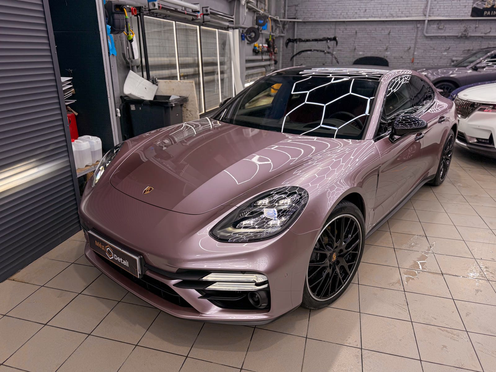 Розовая оклейка Porsche Panamera — после защиты глянцевых элементов, кадр 14