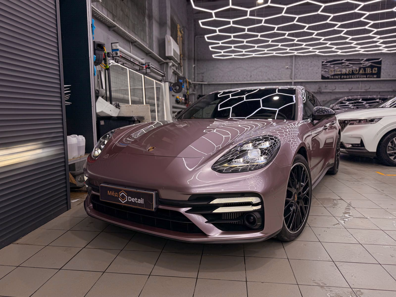Розовая оклейка Porsche Panamera