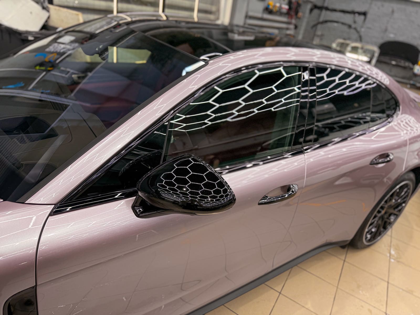 Розовая оклейка Porsche Panamera — после защиты глянцевых элементов, кадр 16