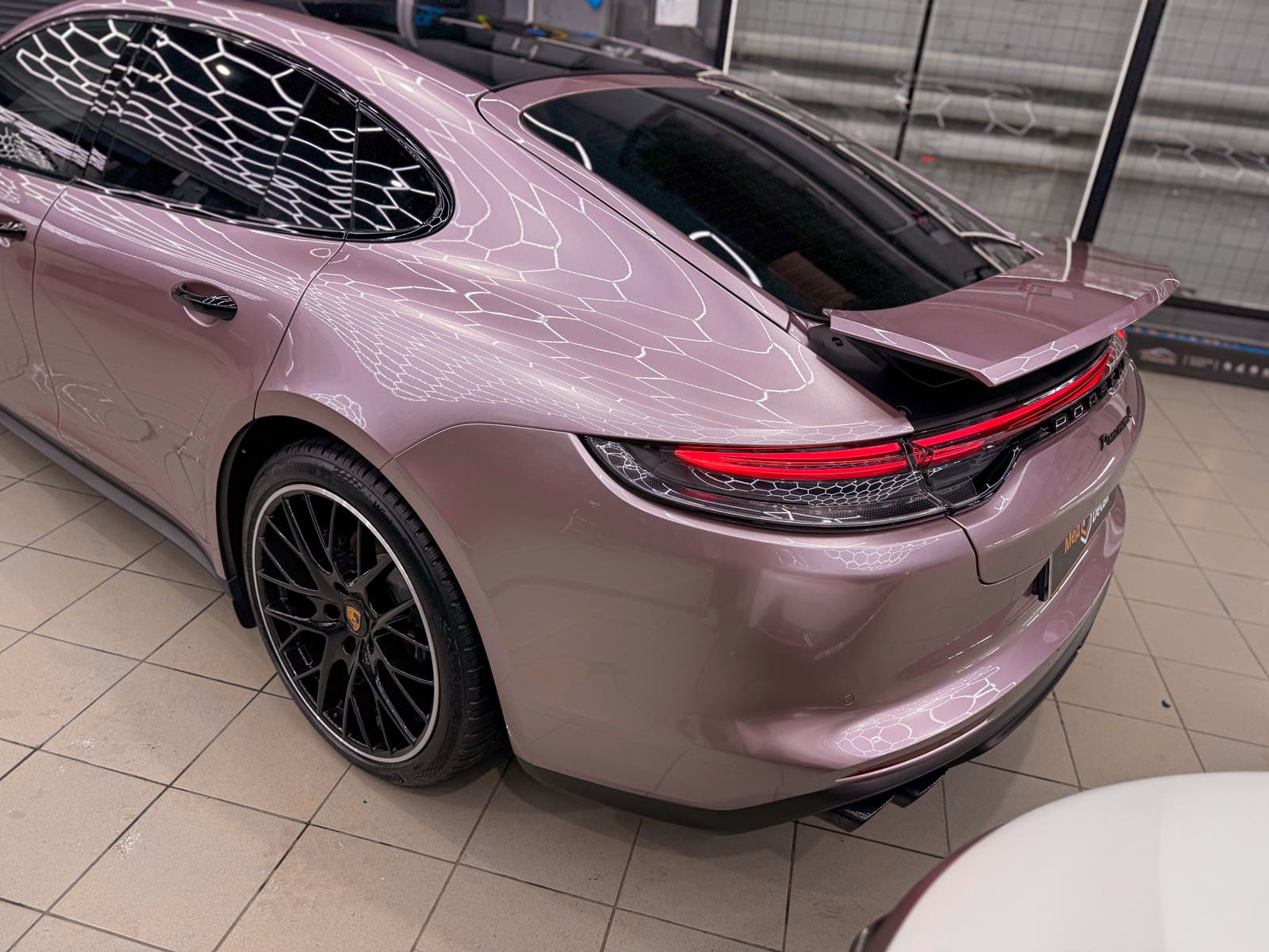 Розовая оклейка Porsche Panamera — после защиты глянцевых элементов, кадр 17