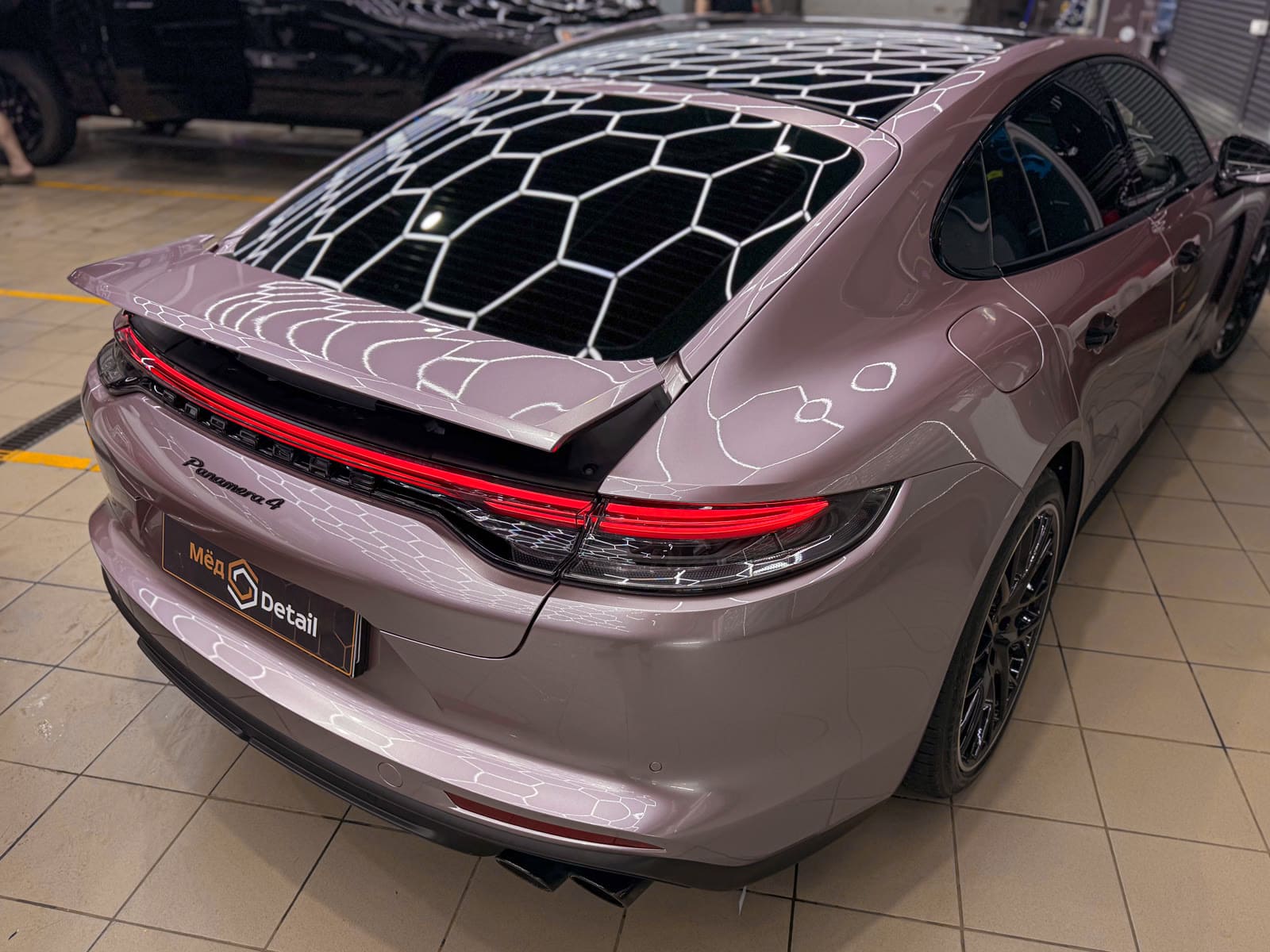Розовая оклейка Porsche Panamera — после защиты глянцевых элементов, кадр 18