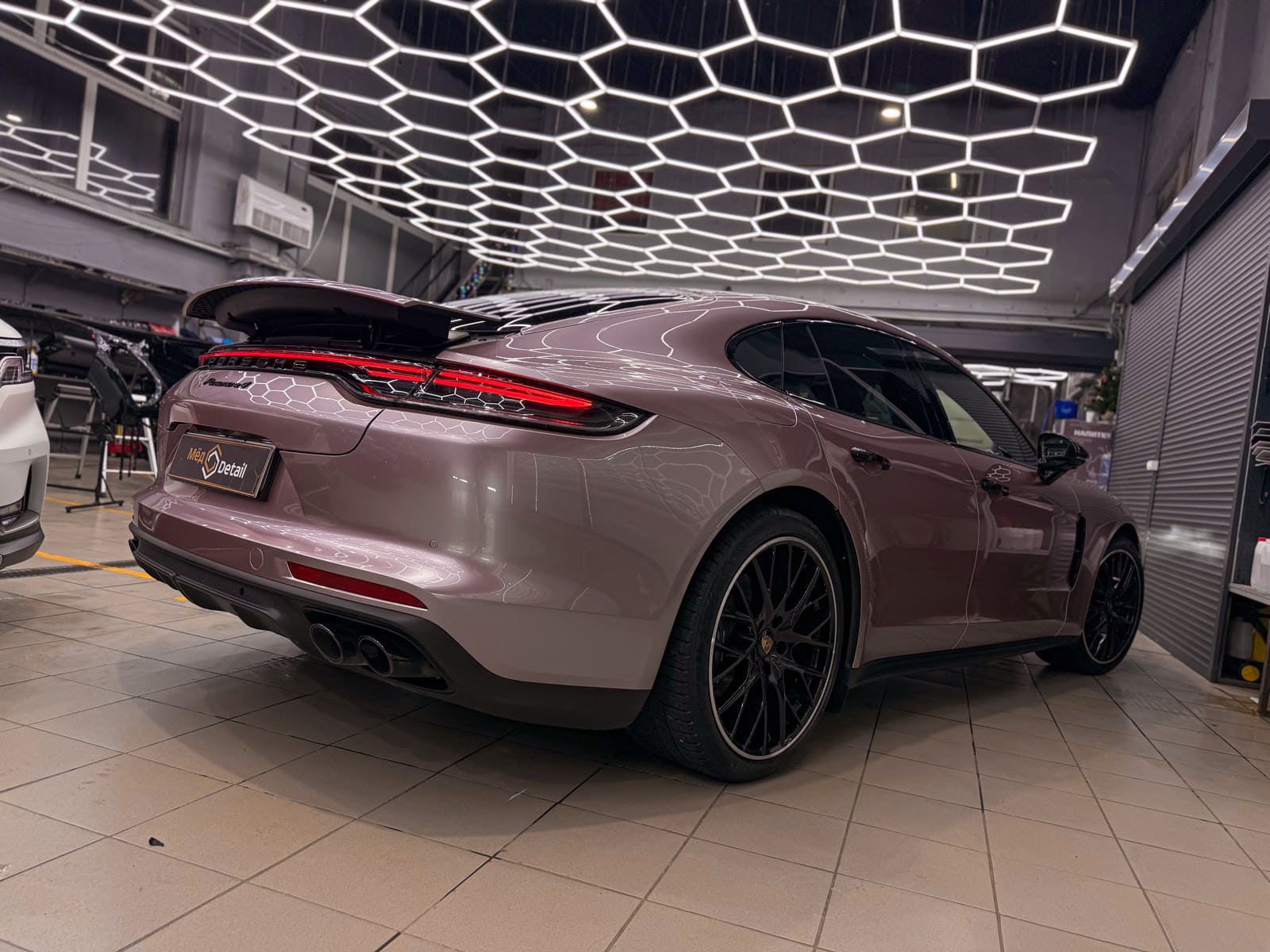 Розовая оклейка Porsche Panamera — после защиты глянцевых элементов, кадр 19
