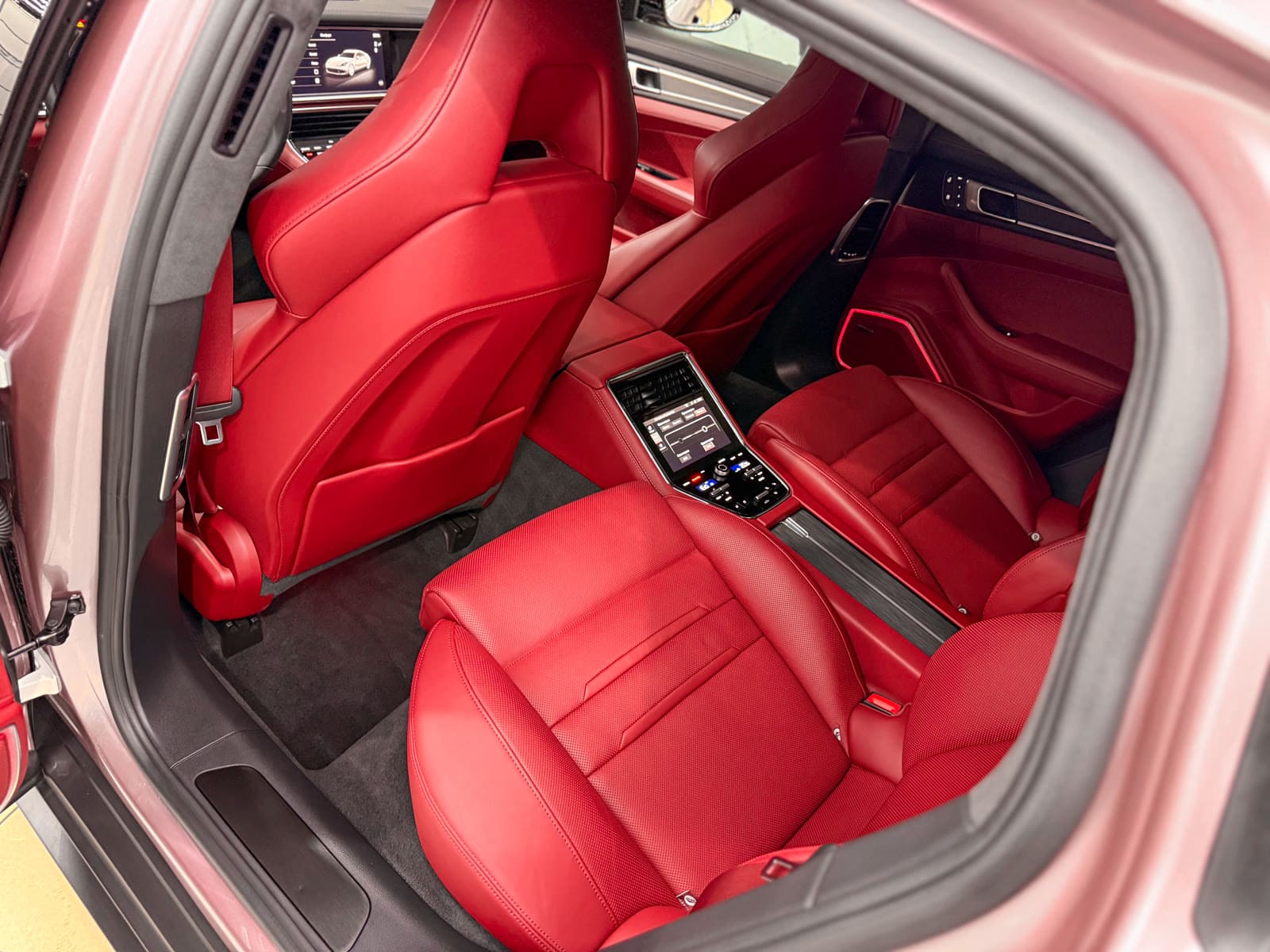Розовая оклейка Porsche Panamera — после защиты глянцевых элементов, кадр 22