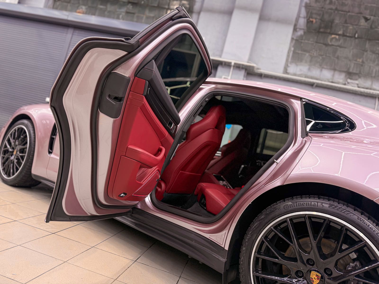 Розовая оклейка Porsche Panamera — после защиты глянцевых элементов, кадр 23
