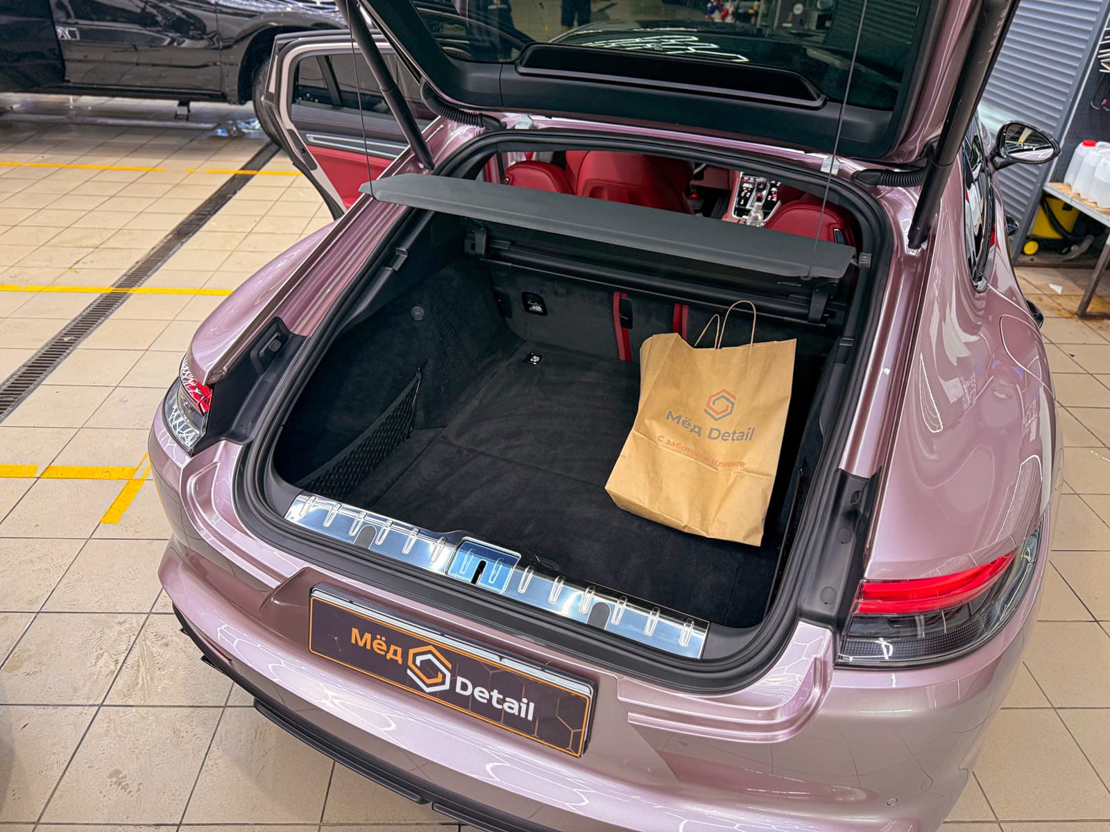 Розовая оклейка Porsche Panamera — после защиты глянцевых элементов, кадр 25