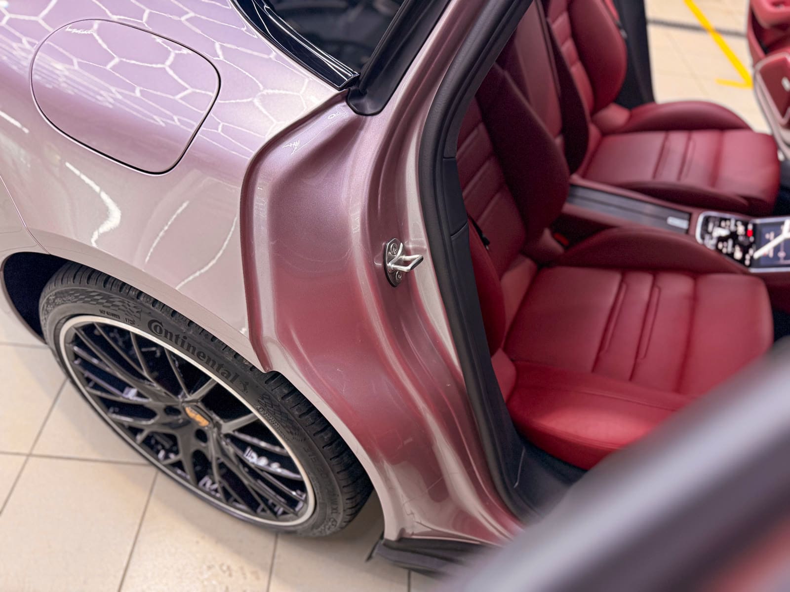 Розовая оклейка Porsche Panamera — после защиты глянцевых элементов, кадр 26