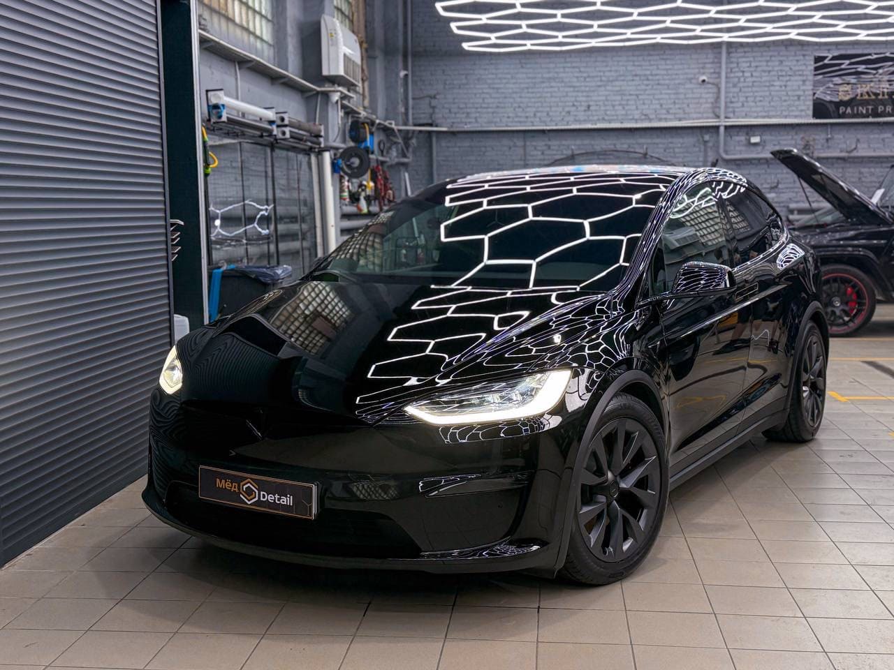 Чёрная оклейка Tesla Model X Plaid — в процессе защиты глянцевых элементов, кадр 5