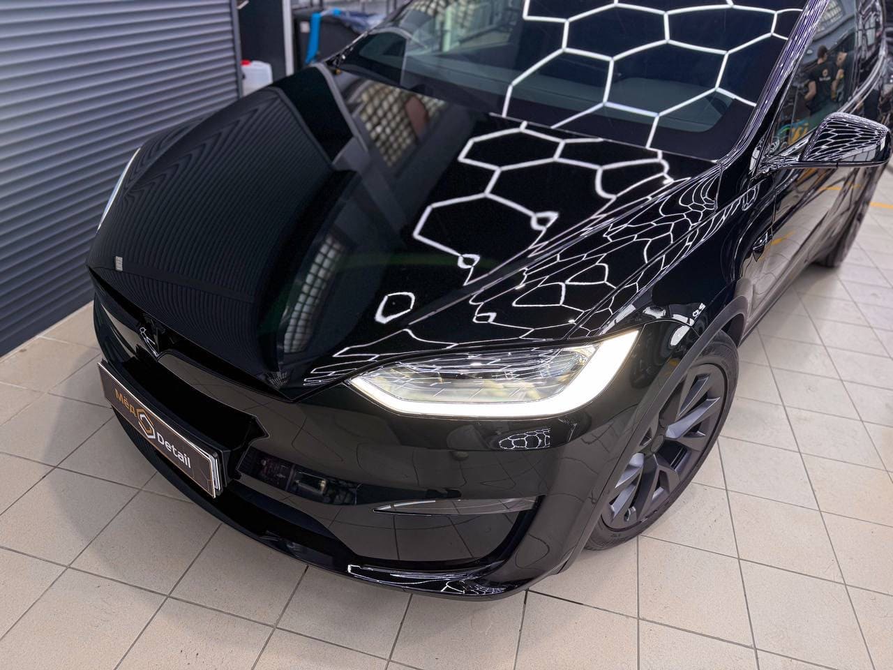 Чёрная оклейка Tesla Model X Plaid — после защиты глянцевых элементов, кадр 6