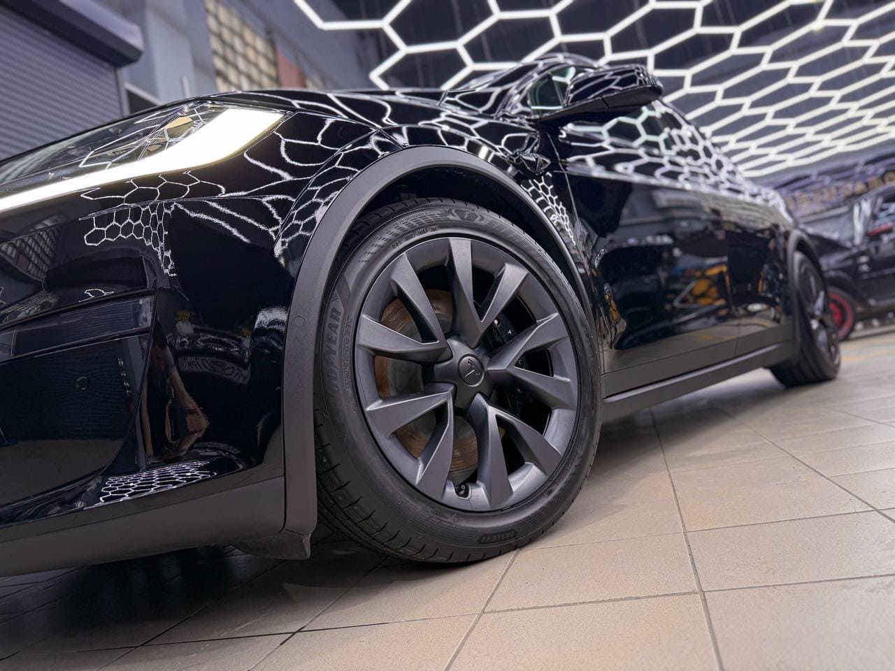 Чёрная оклейка Tesla Model X Plaid — после защиты глянцевых элементов, кадр 7
