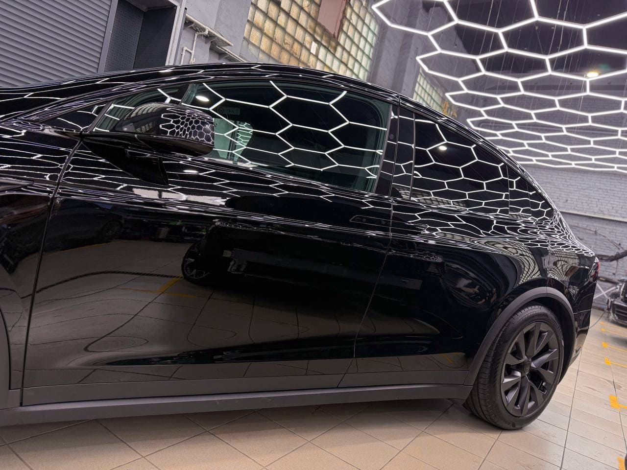 Чёрная оклейка Tesla Model X Plaid — после защиты глянцевых элементов, кадр 8