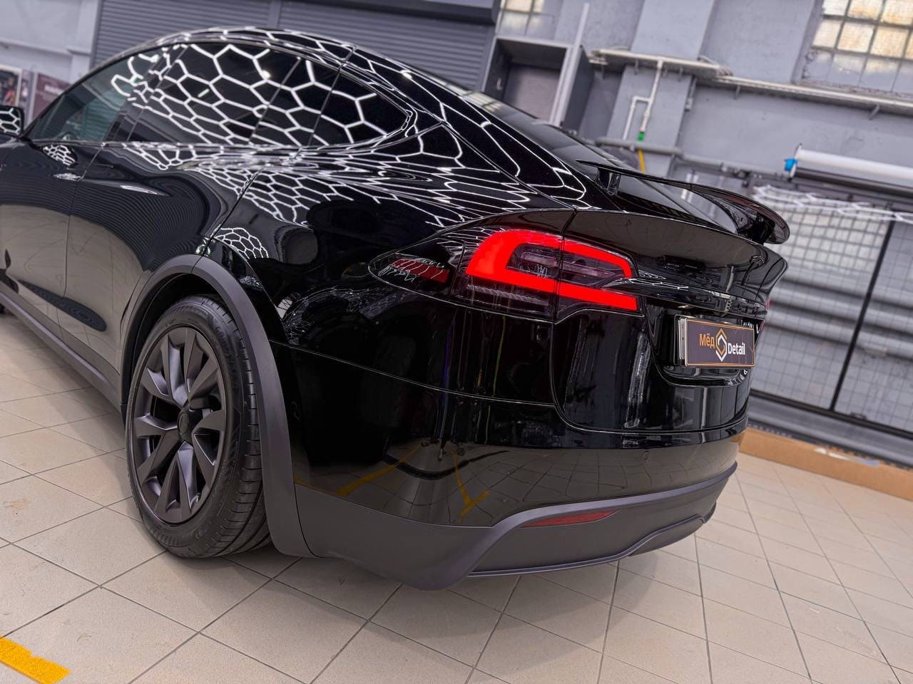 Чёрная оклейка Tesla Model X Plaid — после защиты глянцевых элементов, кадр 9