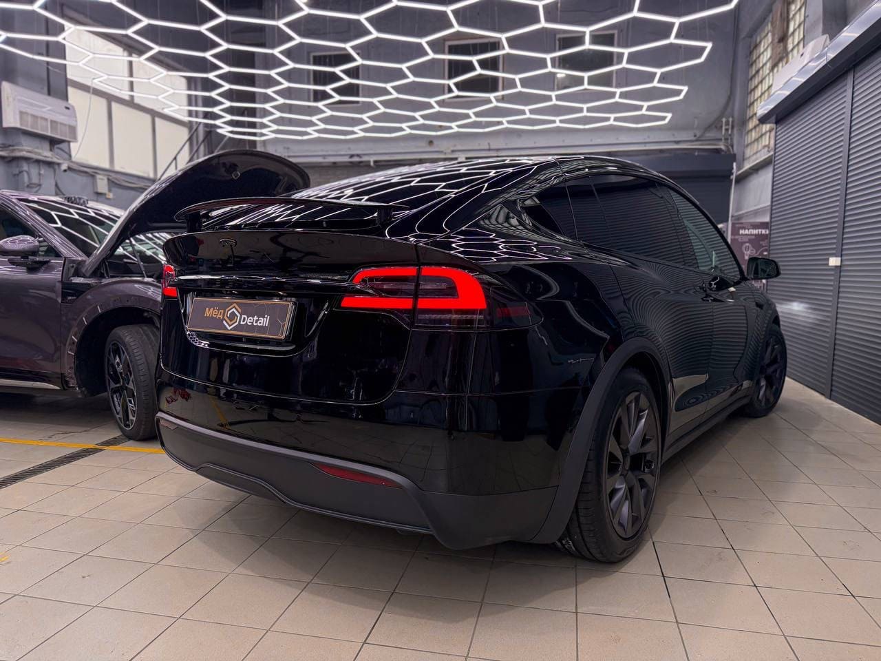 Чёрная оклейка Tesla Model X Plaid — после защиты глянцевых элементов, кадр 10