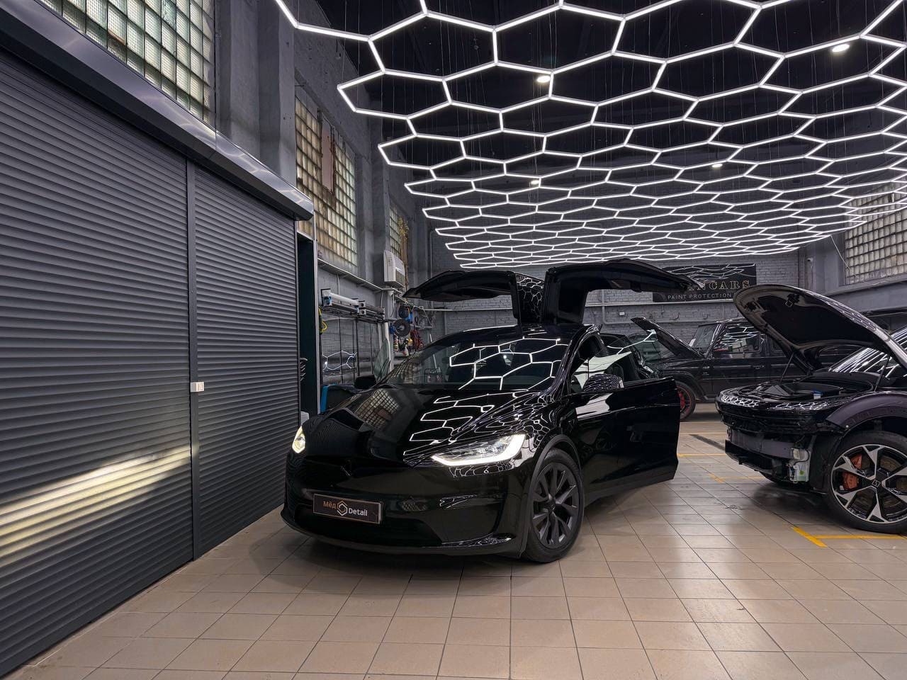Чёрная оклейка Tesla Model X Plaid — после защиты глянцевых элементов, кадр 11