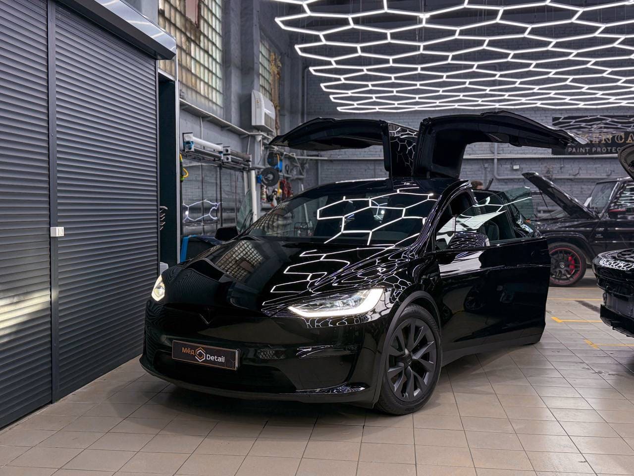 Чёрная оклейка Tesla Model X Plaid