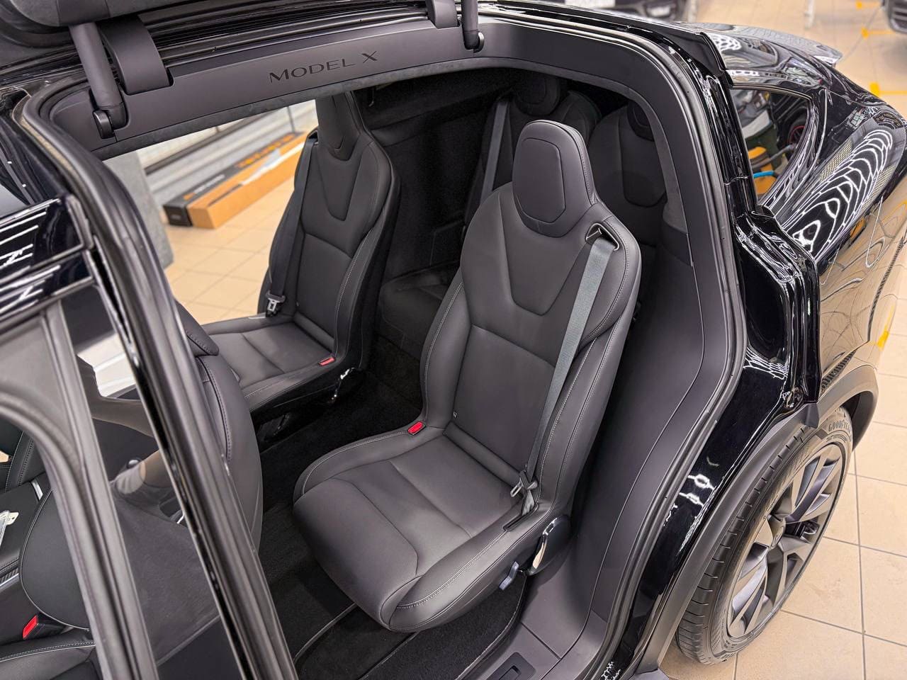 Чёрная оклейка Tesla Model X Plaid — после защиты глянцевых элементов, кадр 13