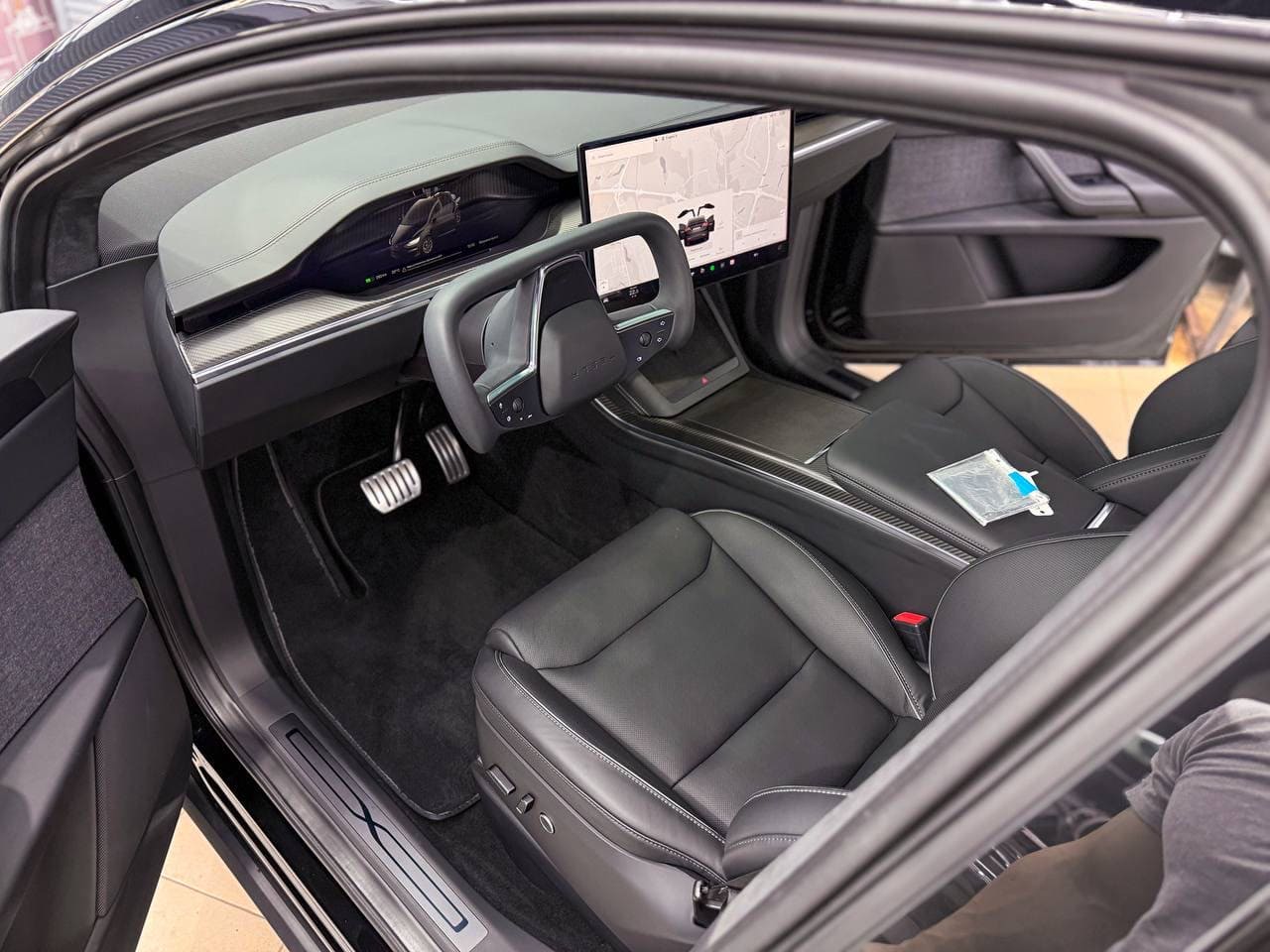 Чёрная оклейка Tesla Model X Plaid — после защиты глянцевых элементов, кадр 14