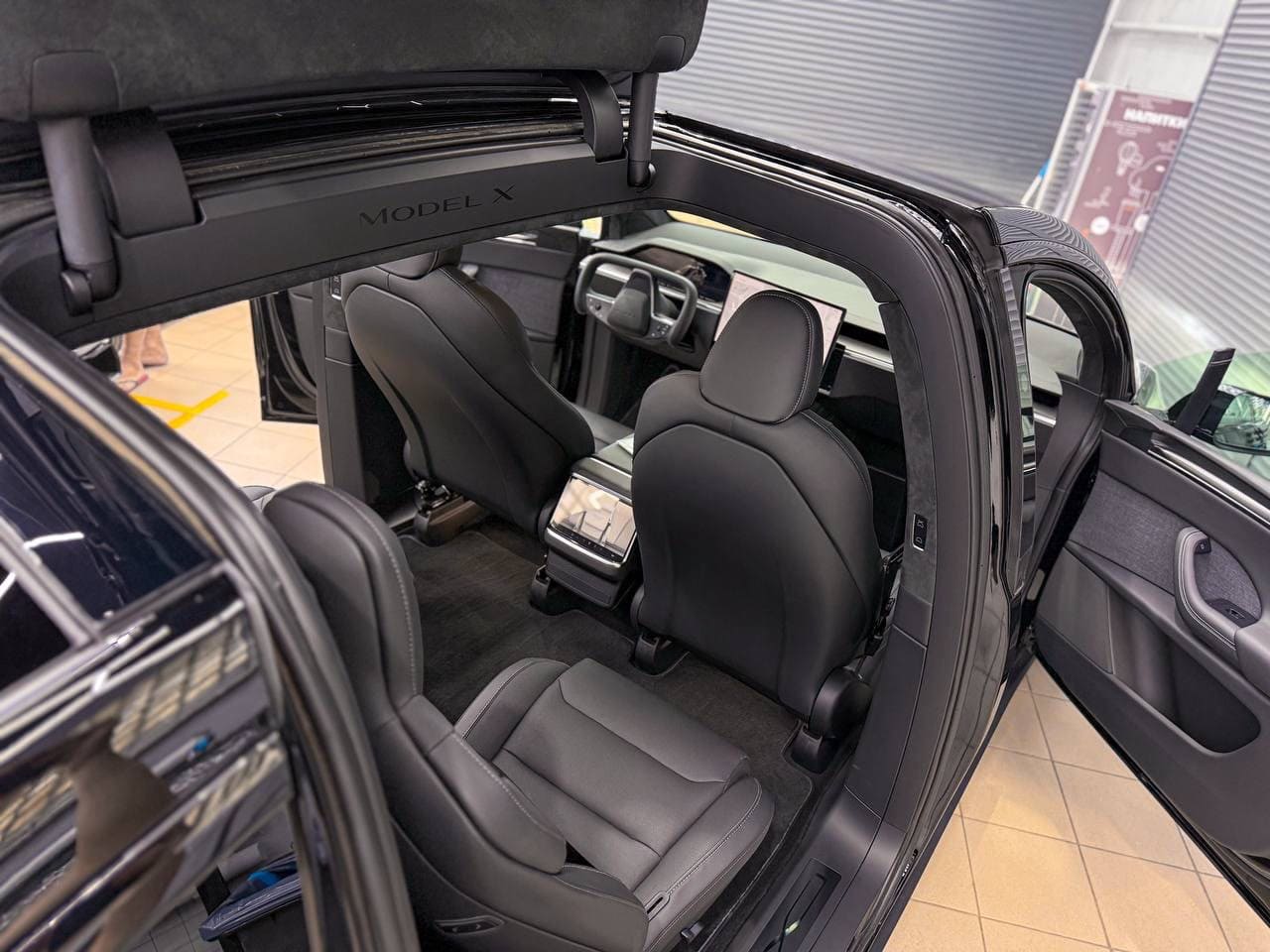 Чёрная оклейка Tesla Model X Plaid — после защиты глянцевых элементов, кадр 15